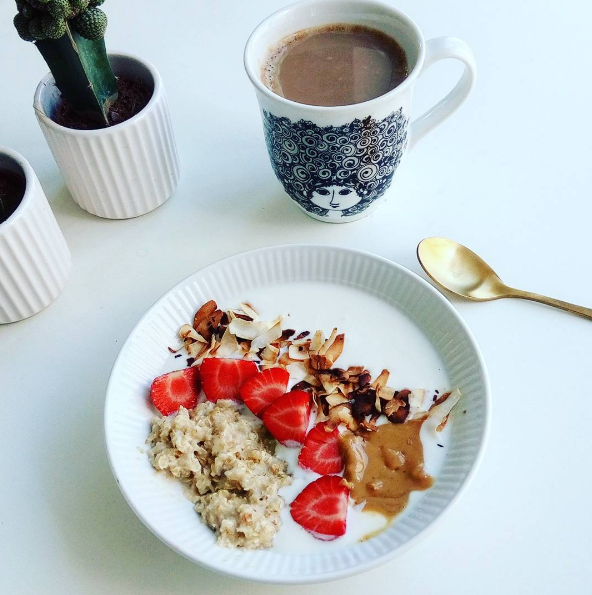 morgengrød med yoghurt, kokos og peanut butter